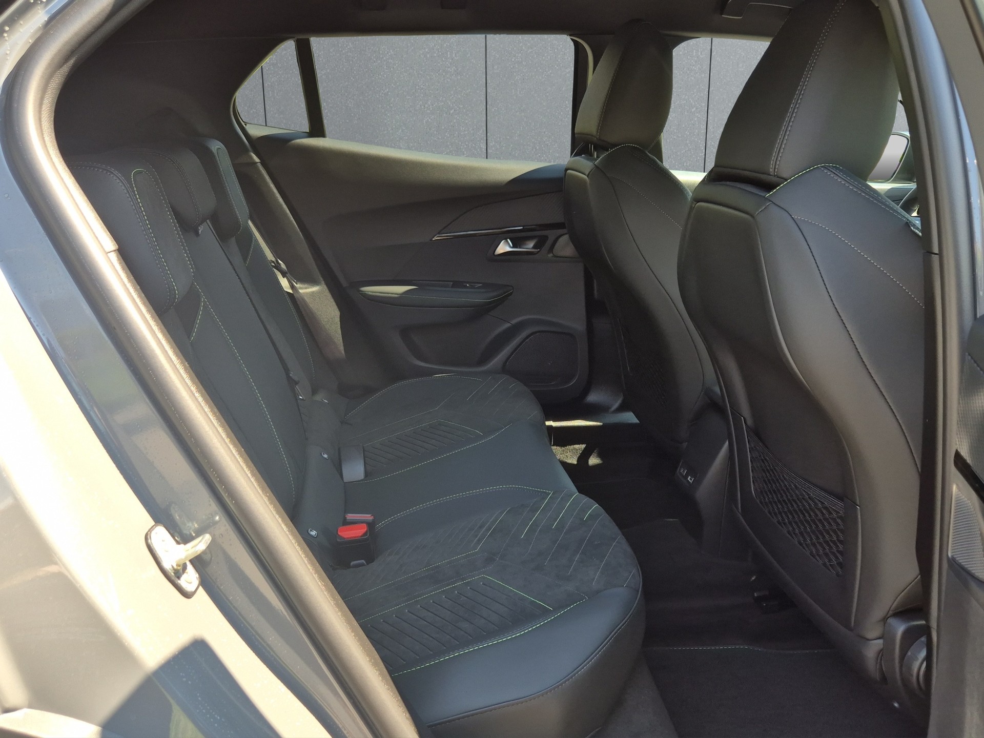 PEUGEOT 2008 1.2 Hybrid 145 GT Exclusive-image-15