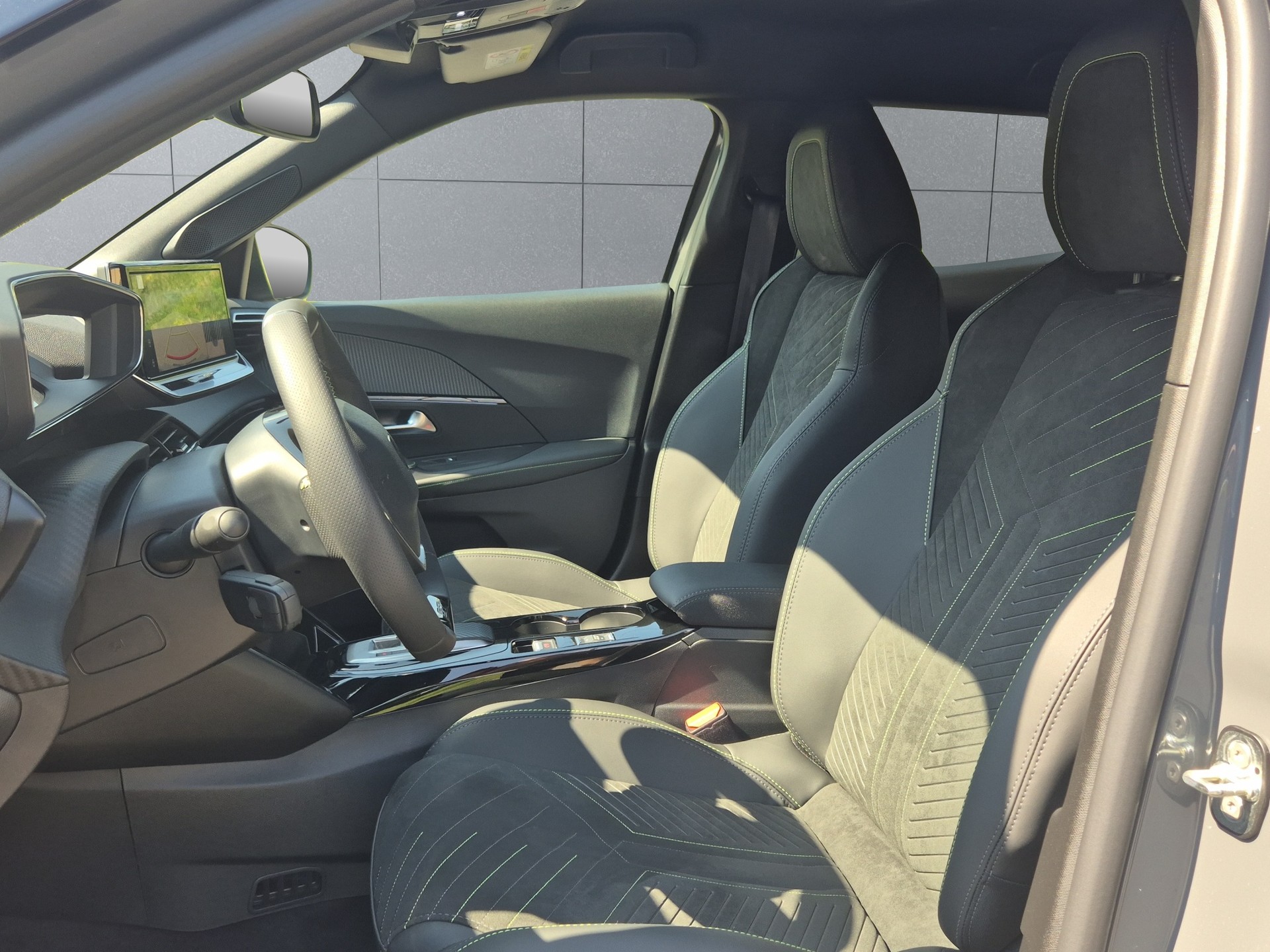 PEUGEOT 2008 1.2 Hybrid 145 GT Exclusive-image-19