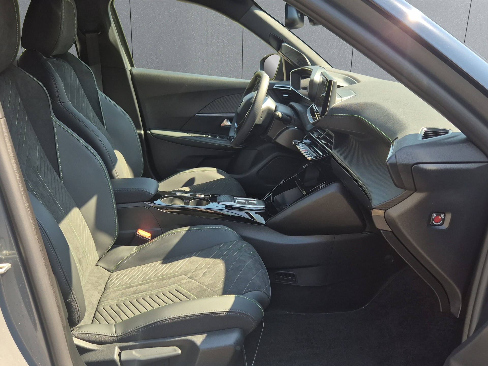 PEUGEOT 2008 1.2 Hybrid 145 GT Exclusive-image-14
