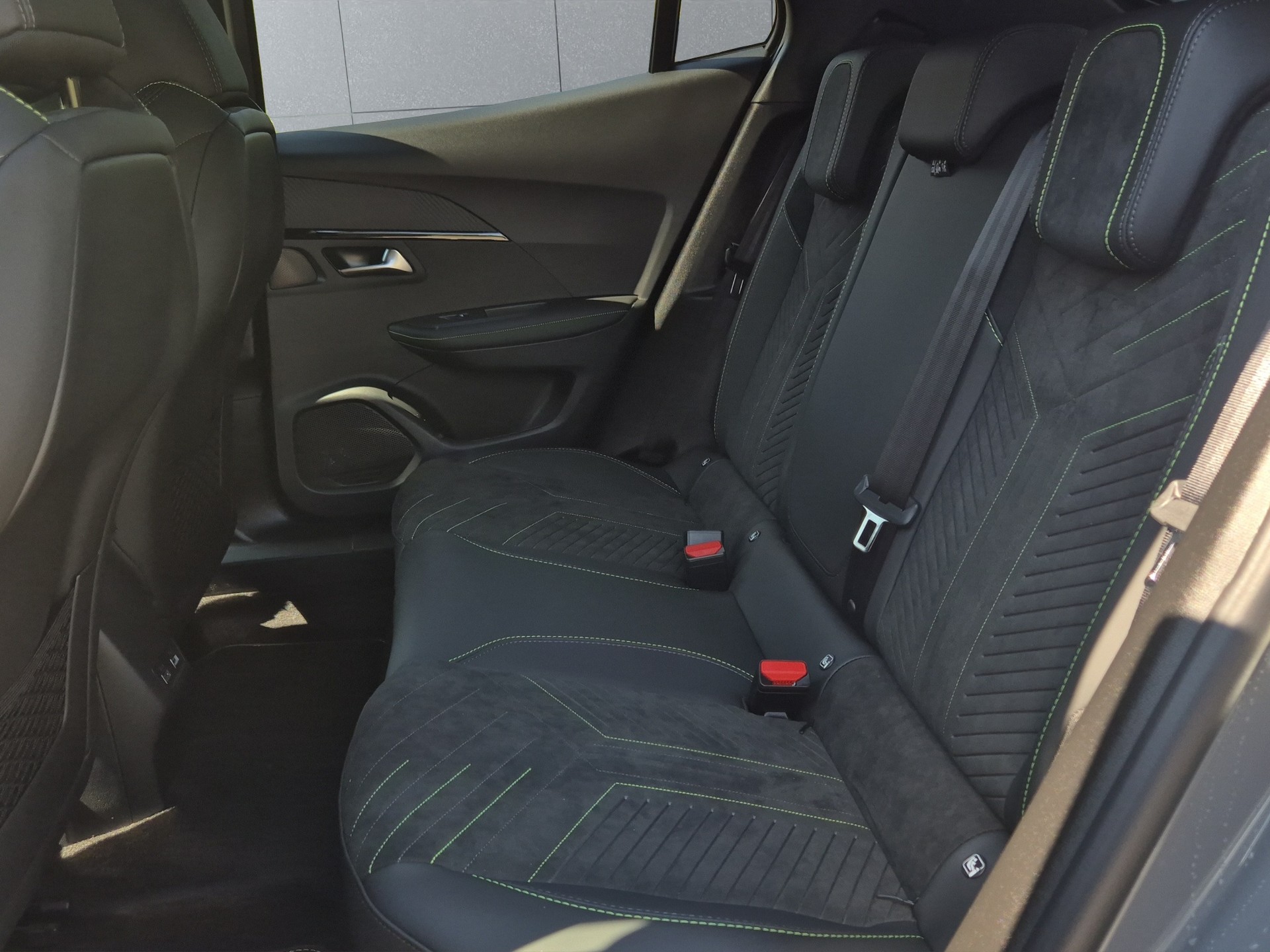 PEUGEOT 2008 1.2 Hybrid 145 GT Exclusive-image-10