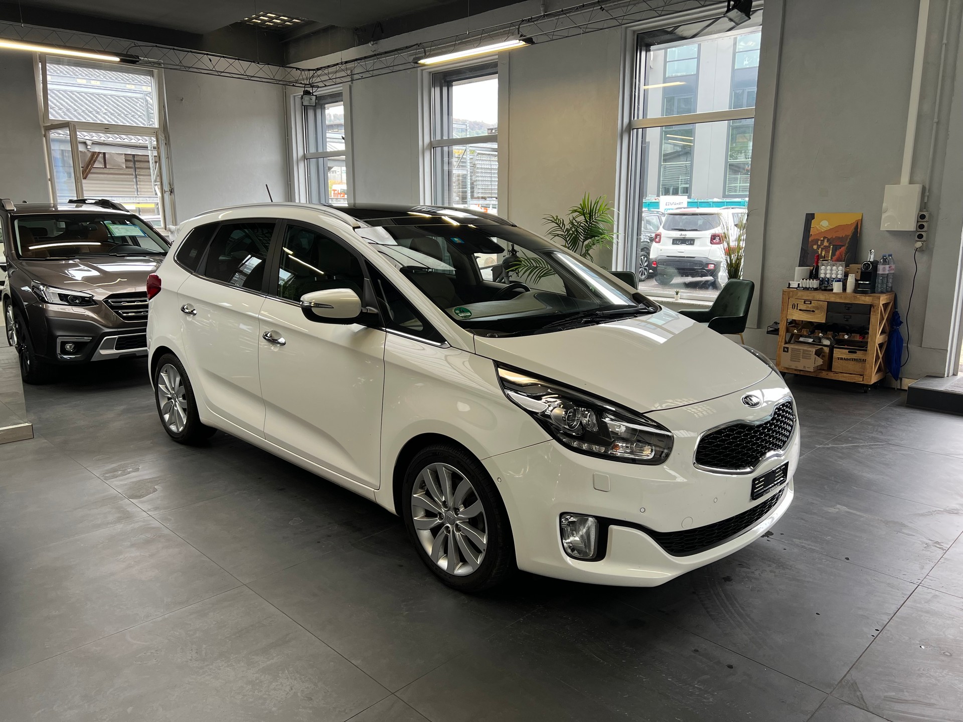 KIA Carens 2.0 GDI Style Automatic-image-2