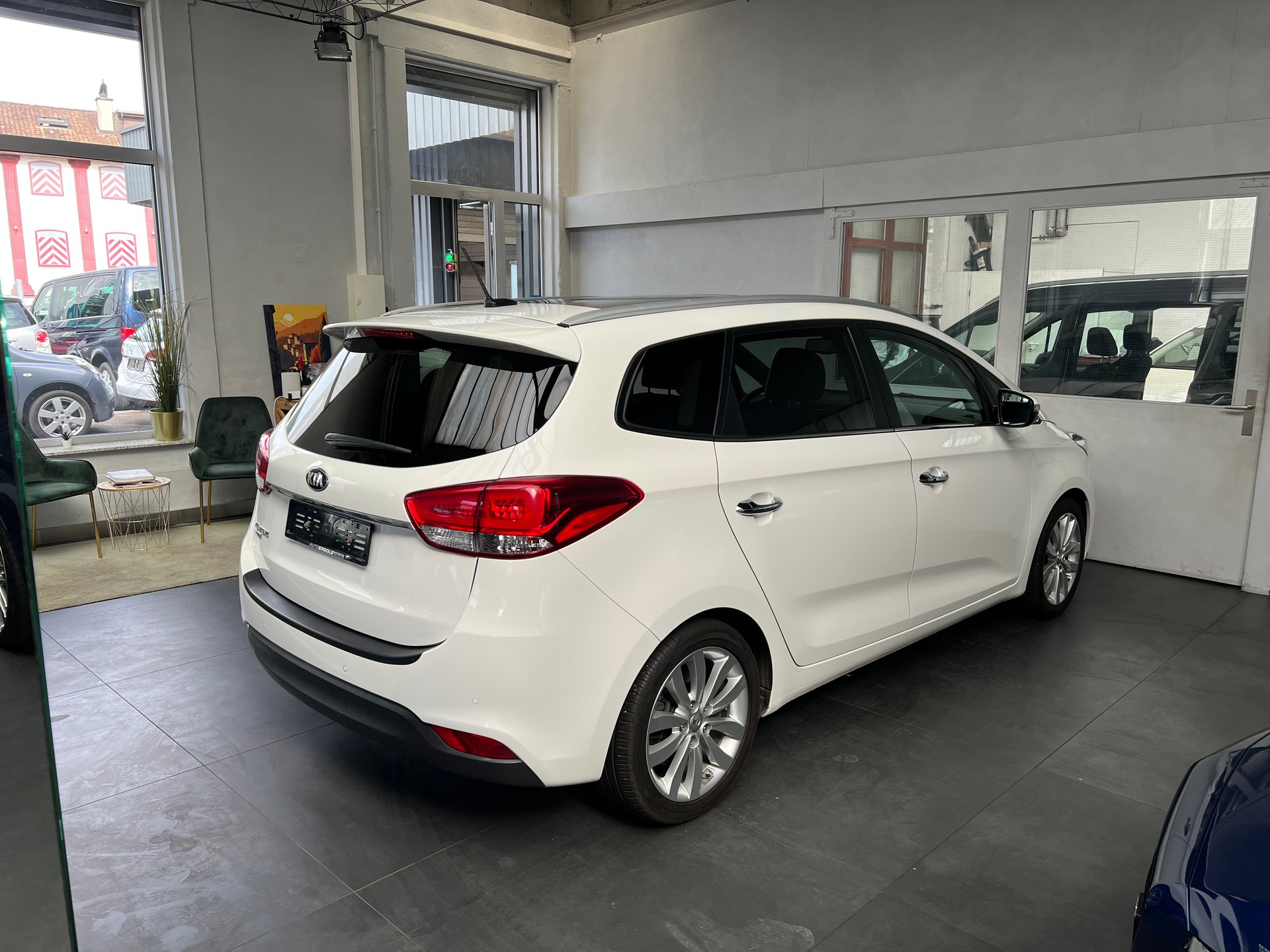 KIA Carens 2.0 GDI Style Automatic-image-3