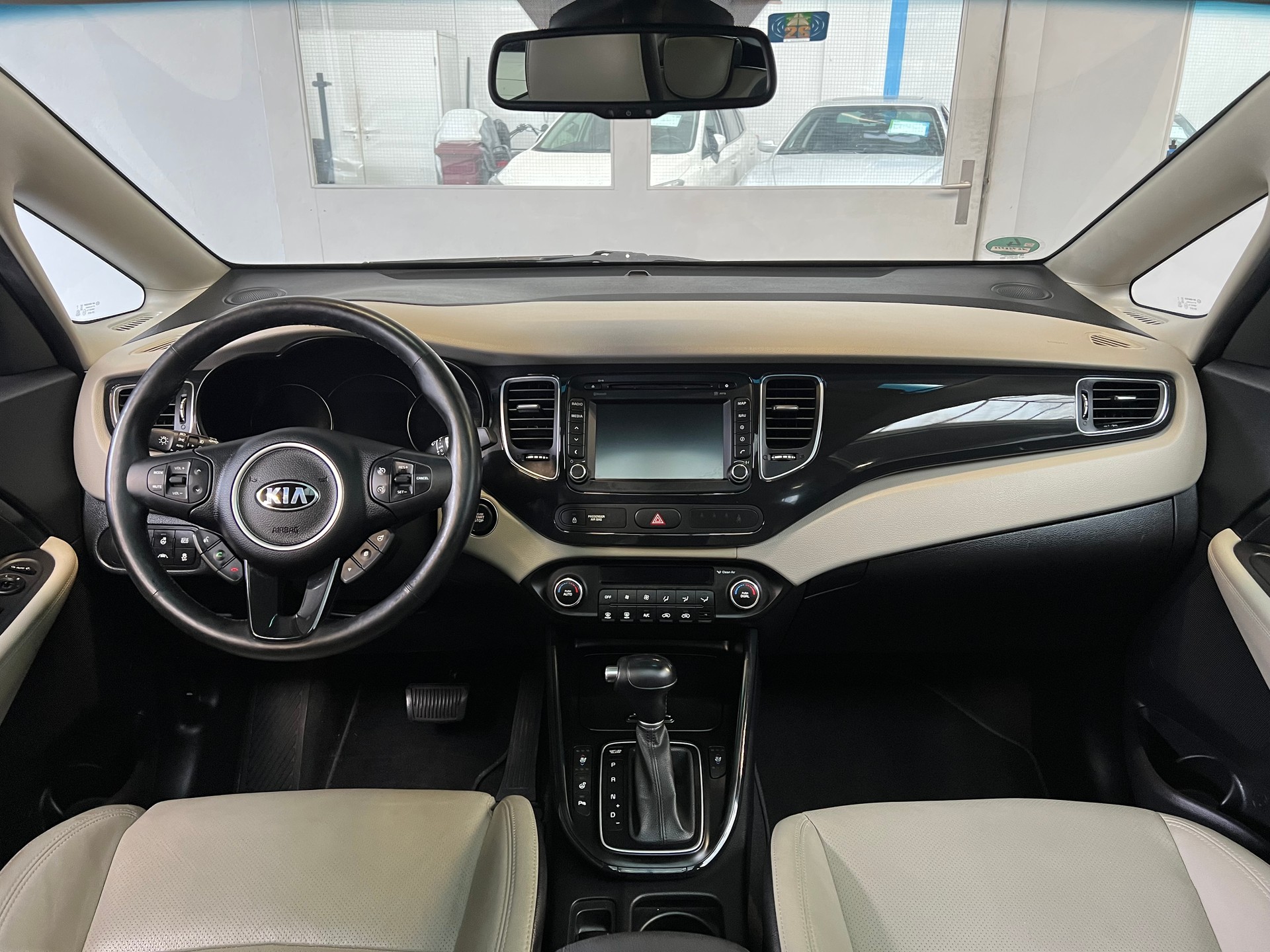 KIA Carens 2.0 GDI Style Automatic-image-4