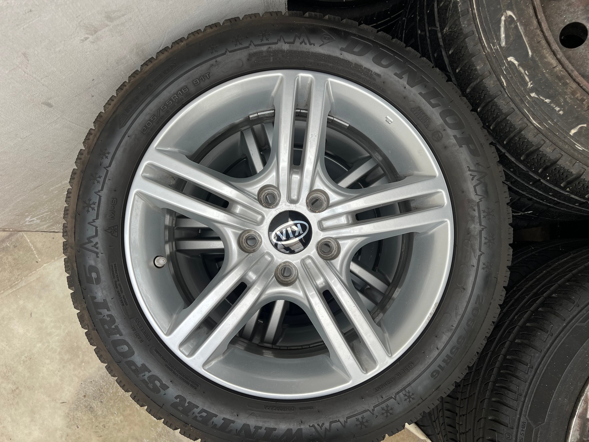KIA Carens 2.0 GDI Style Automatic-image-12