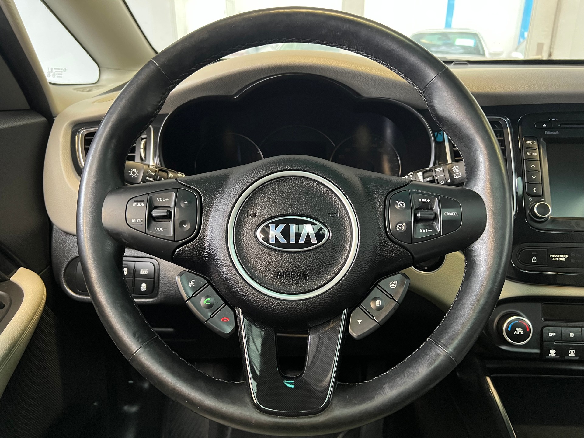 KIA Carens 2.0 GDI Style Automatic-image-7