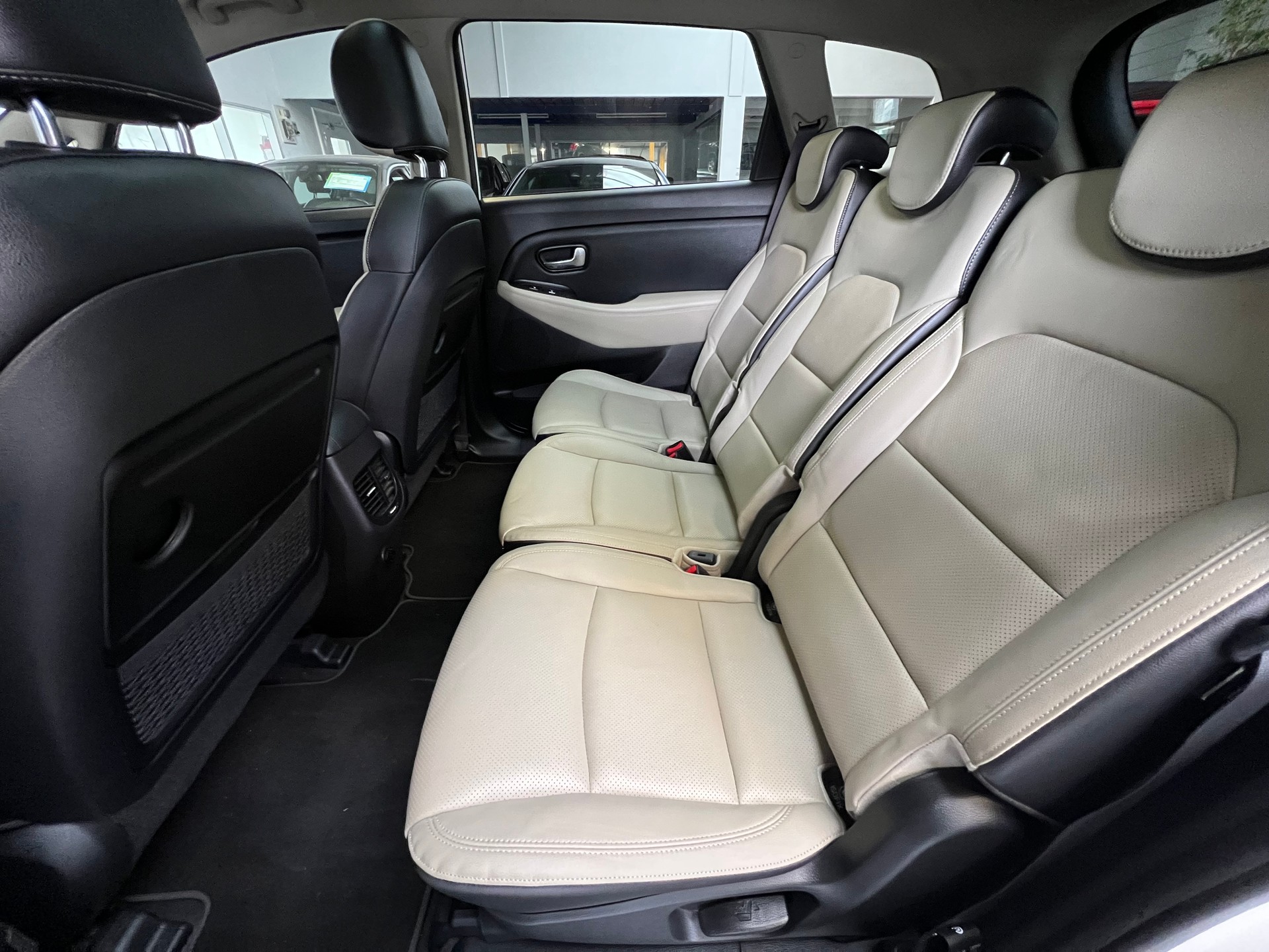 KIA Carens 2.0 GDI Style Automatic-image-10