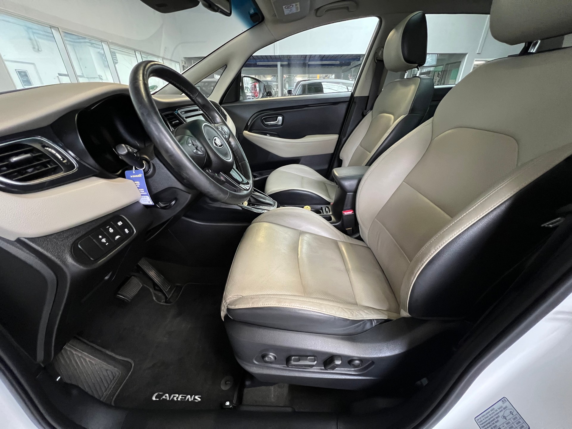 KIA Carens 2.0 GDI Style Automatic-image-8