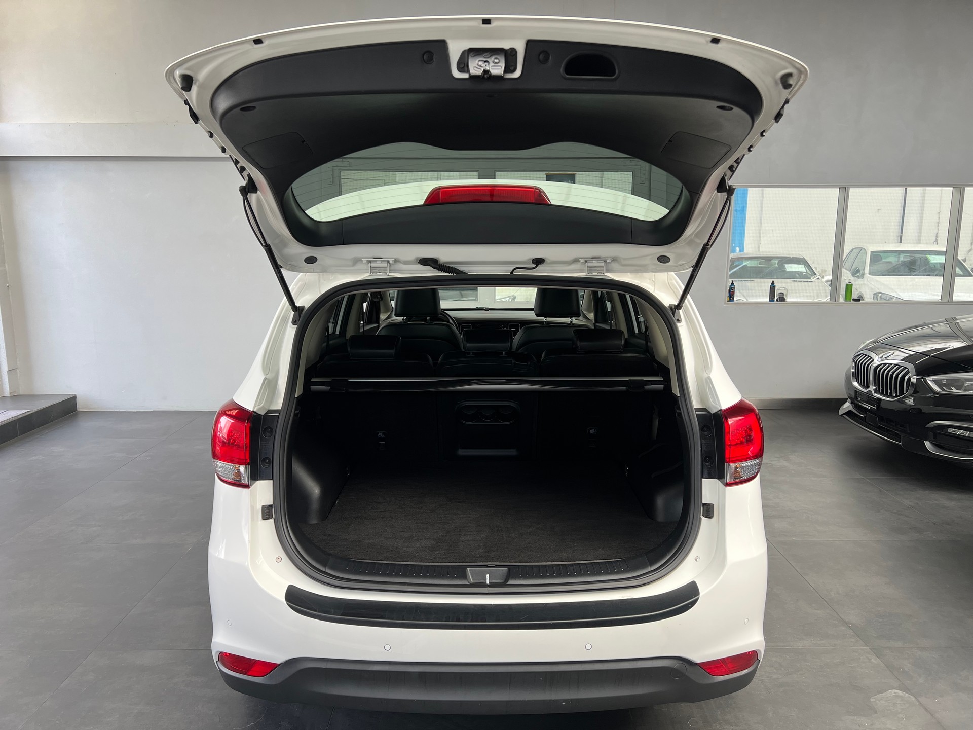 KIA Carens 2.0 GDI Style Automatic-image-11