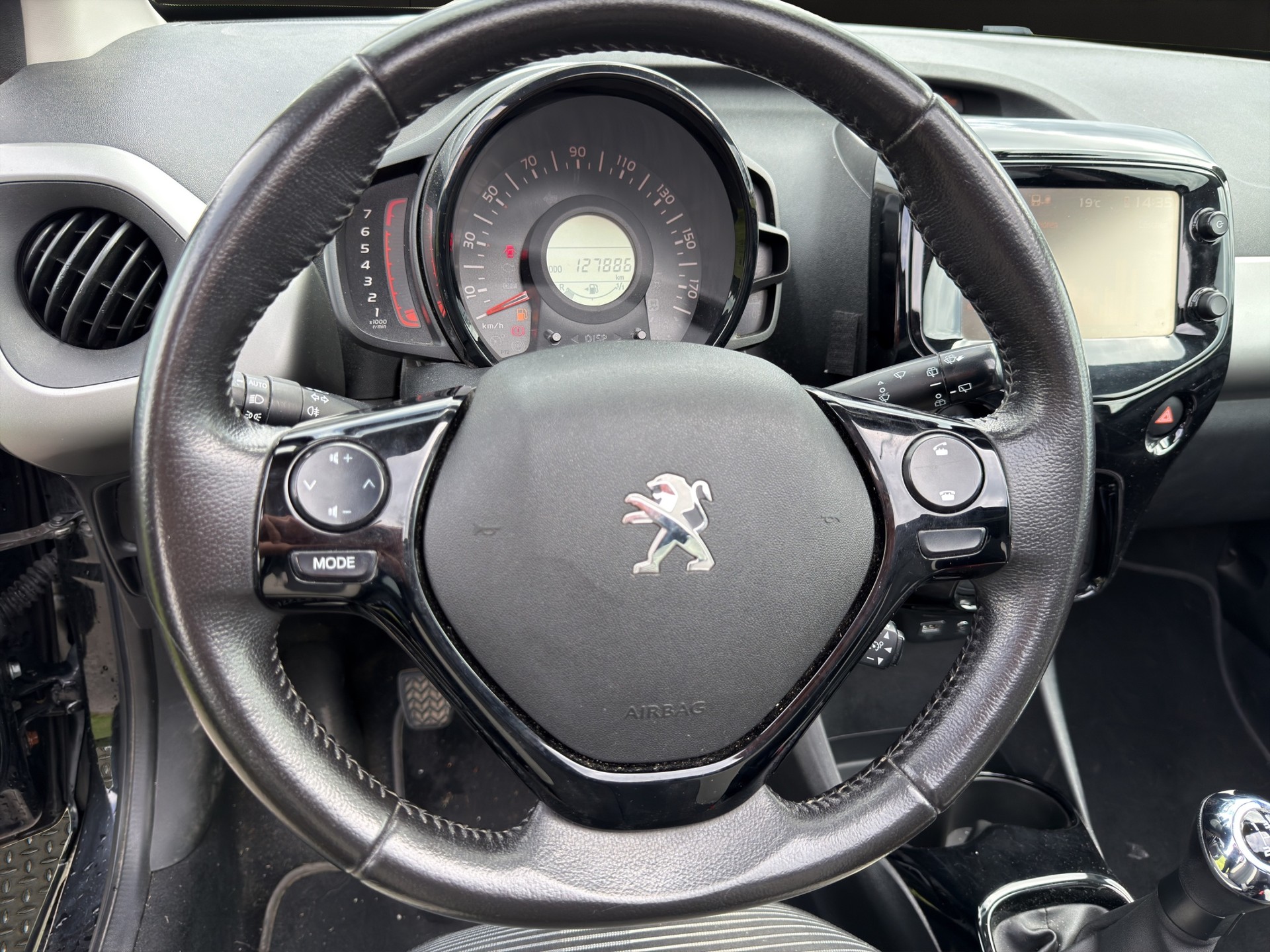 PEUGEOT 108 1.2 PureTech GT Line-image-14