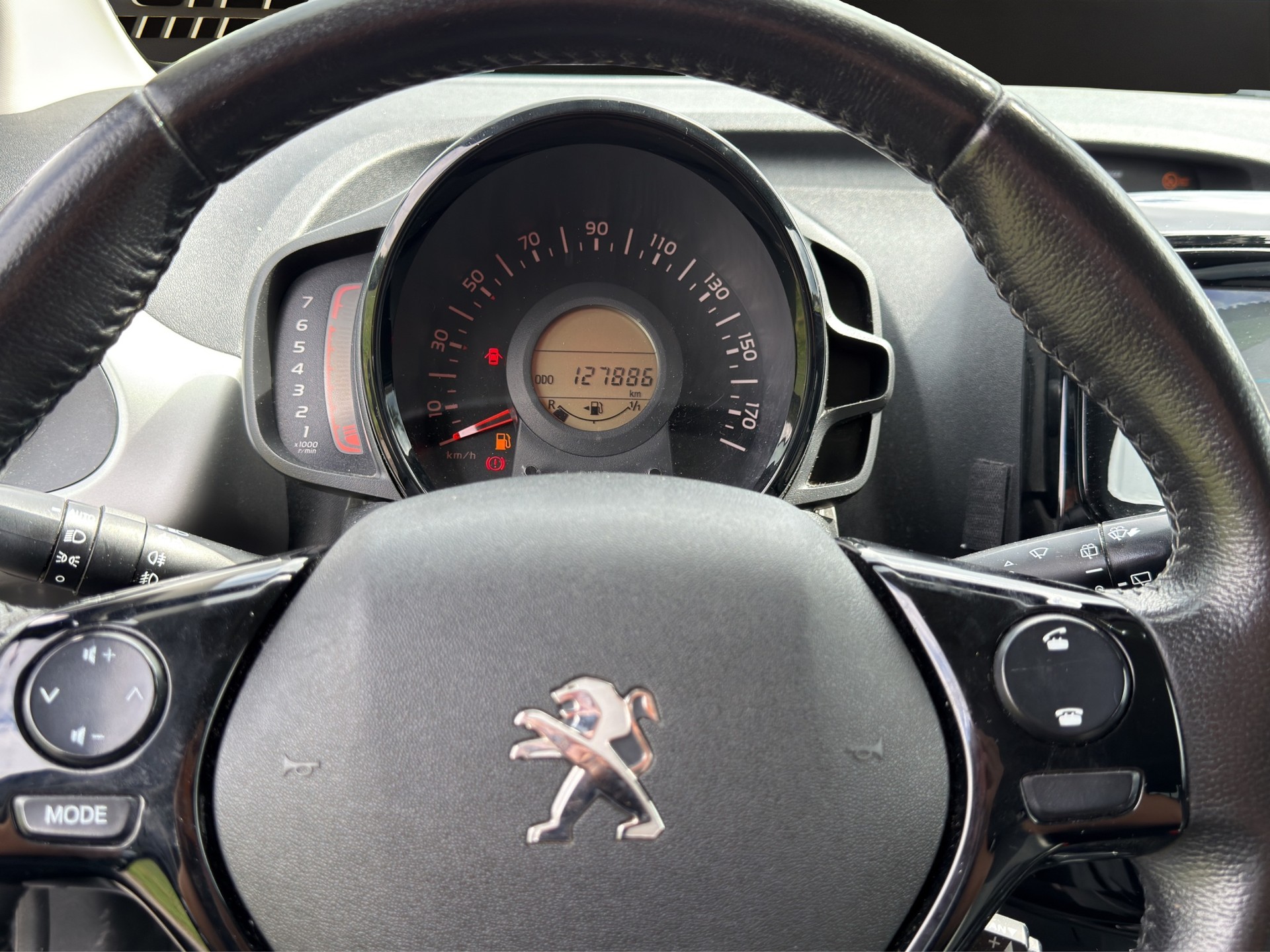 PEUGEOT 108 1.2 PureTech GT Line-image-12