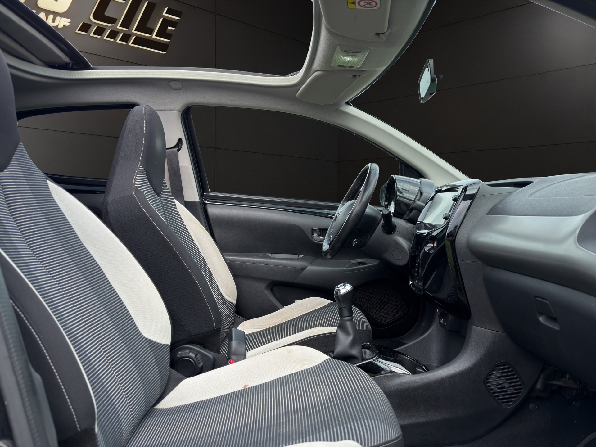 PEUGEOT 108 1.2 PureTech GT Line-image-8