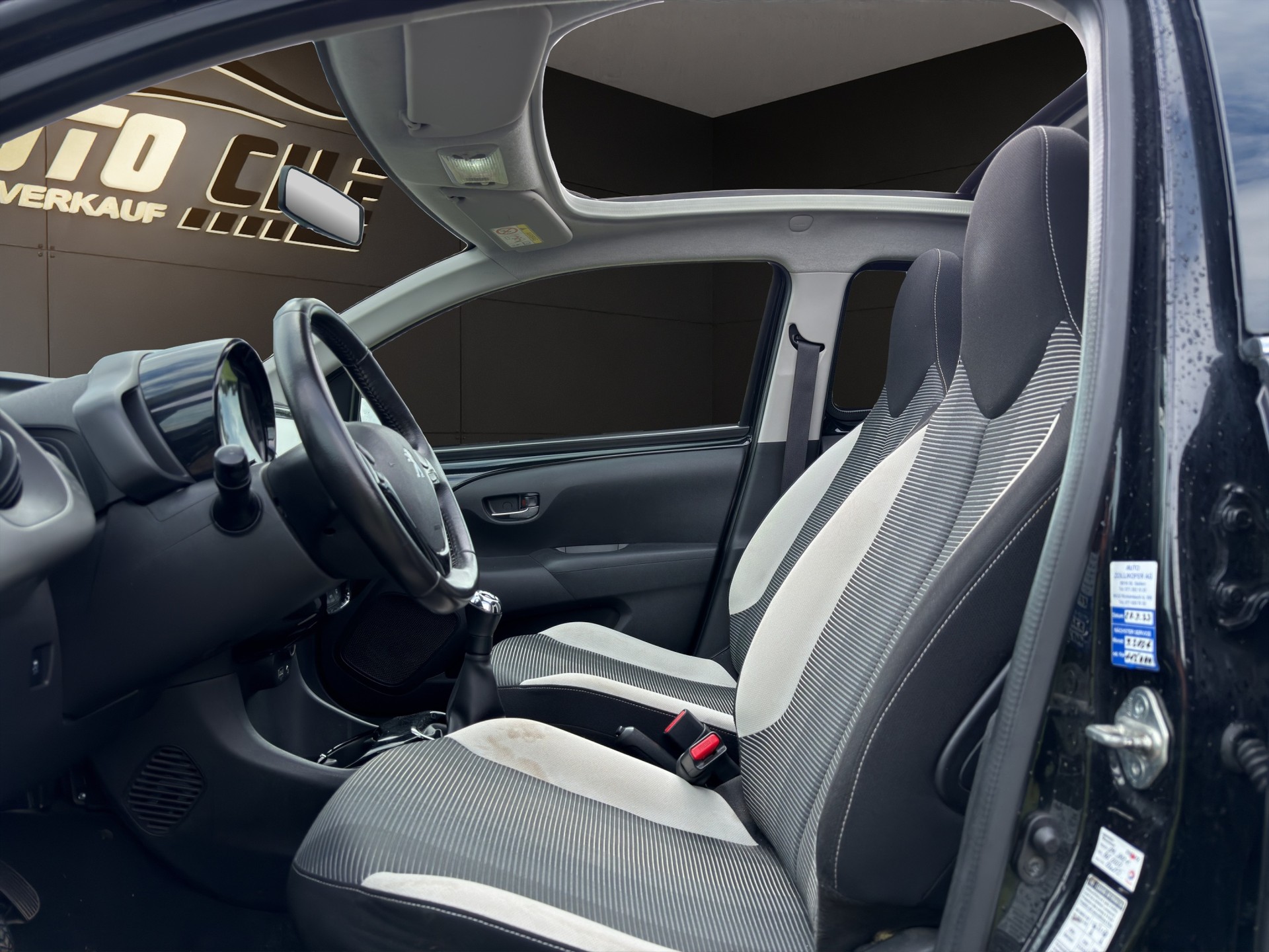 PEUGEOT 108 1.2 PureTech GT Line-image-10