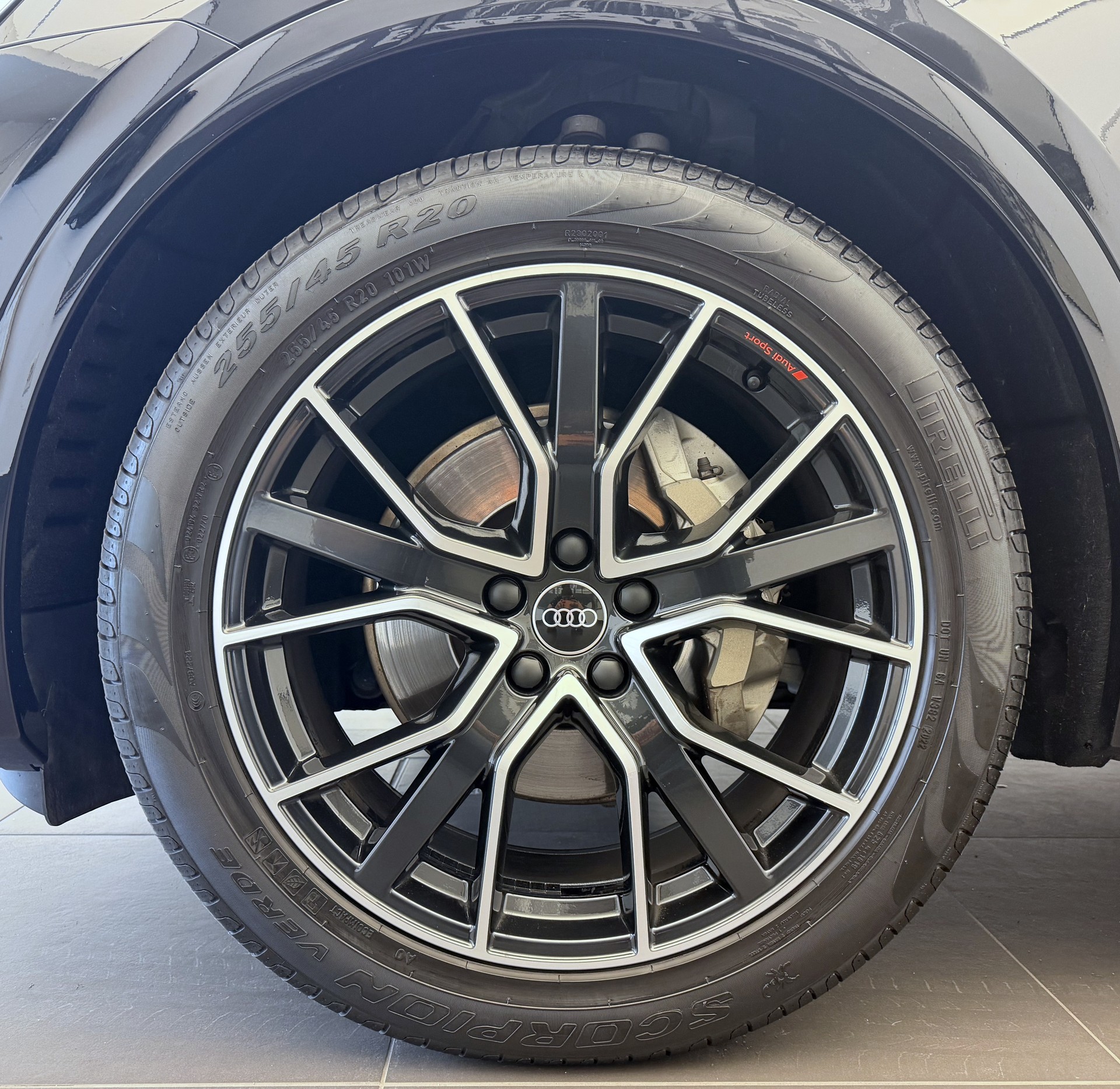 AUDI Q5 40 TDI Black Edition quattro S-tronic-image-2
