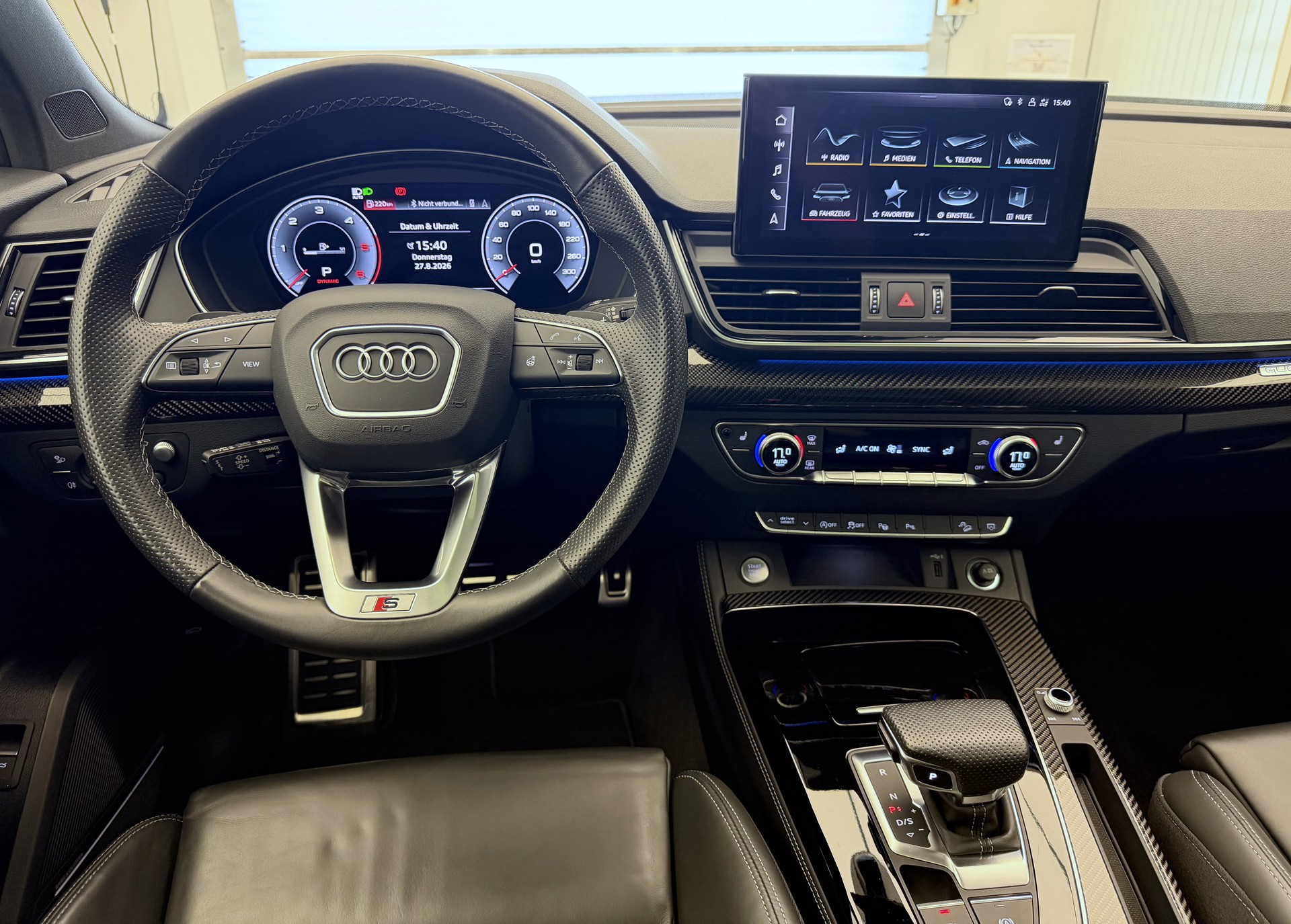 AUDI Q5 40 TDI Black Edition quattro S-tronic-image-8