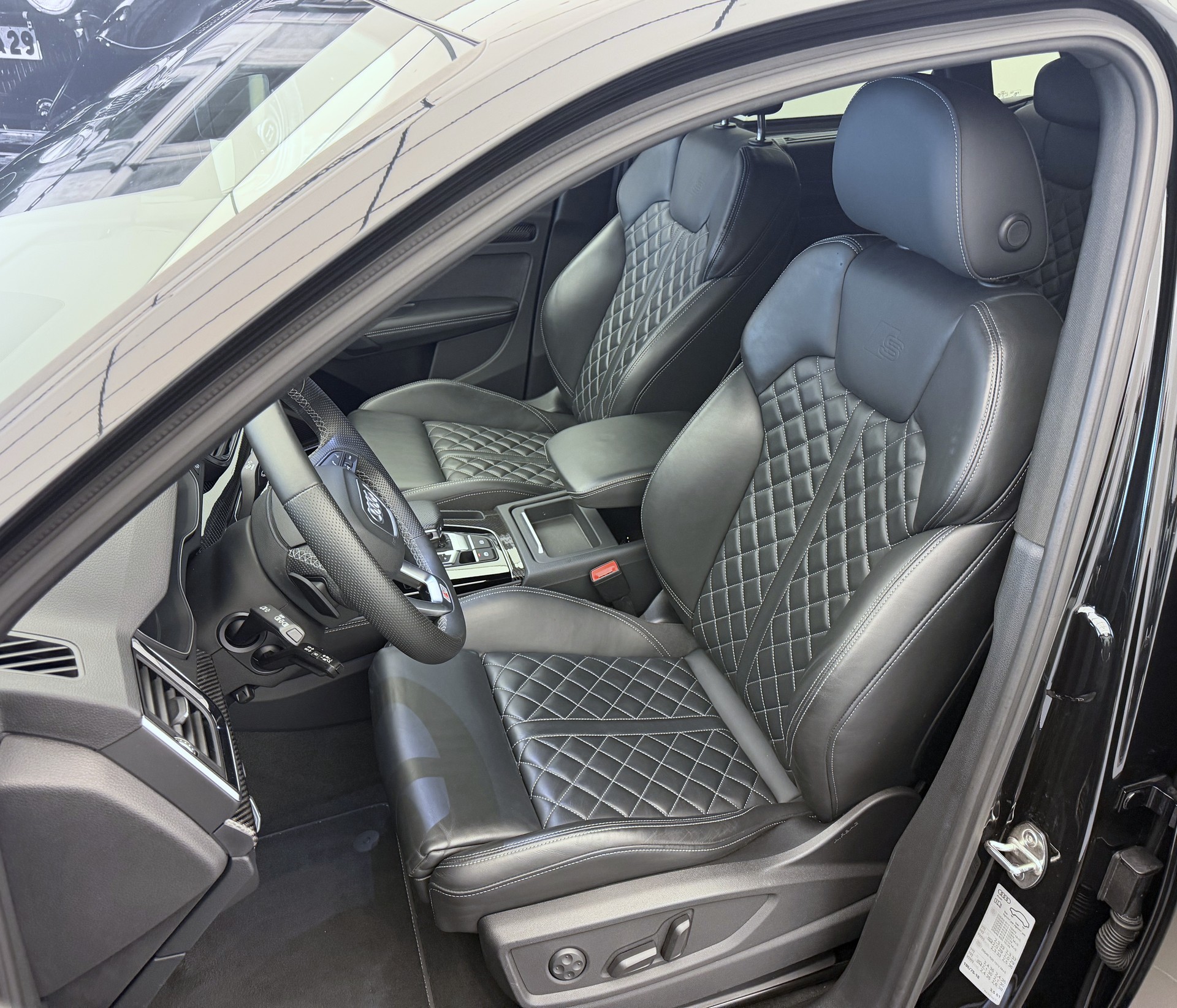 AUDI Q5 40 TDI Black Edition quattro S-tronic-image-5