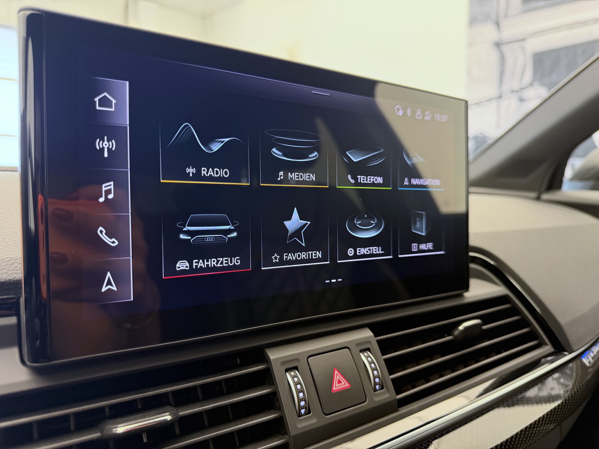 AUDI Q5 40 TDI Black Edition quattro S-tronic-image-14