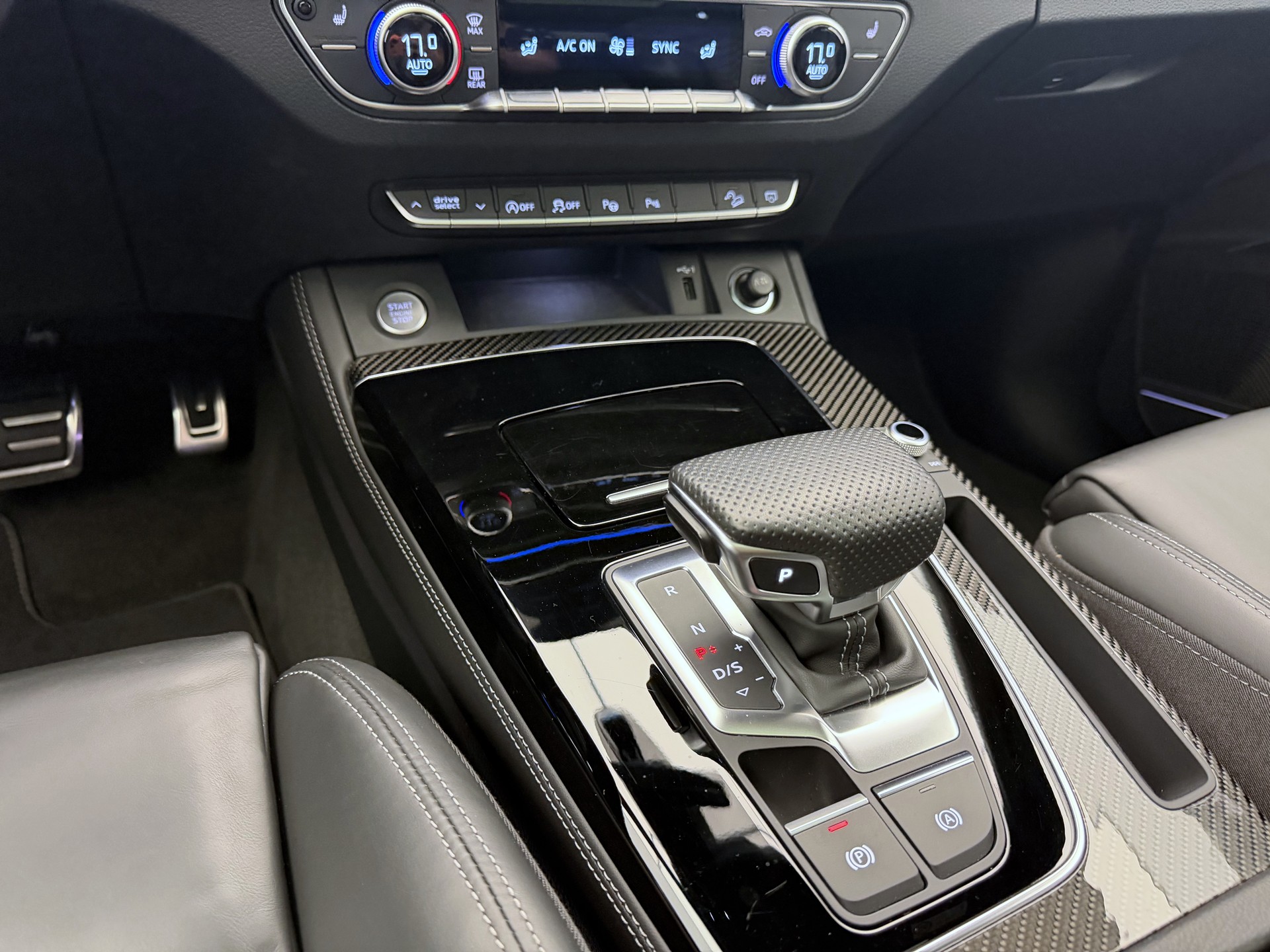 AUDI Q5 40 TDI Black Edition quattro S-tronic-image-13
