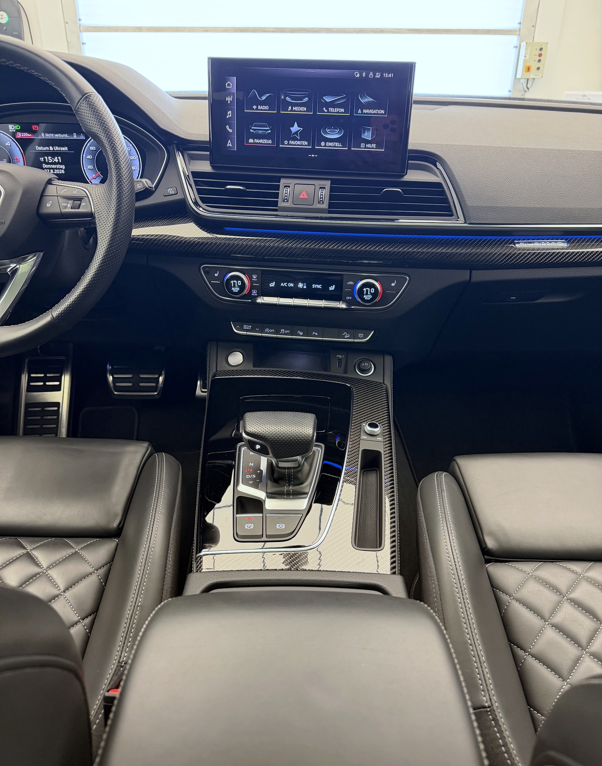 AUDI Q5 40 TDI Black Edition quattro S-tronic-image-11