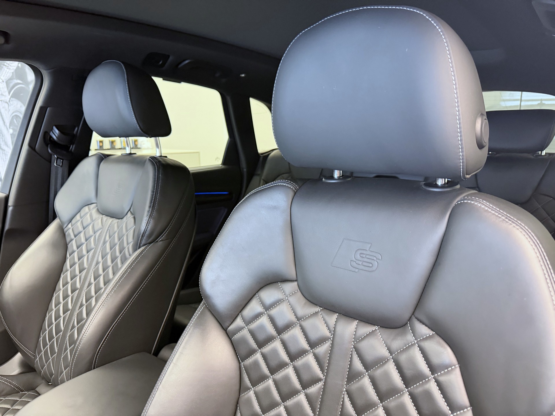 AUDI Q5 40 TDI Black Edition quattro S-tronic-image-6