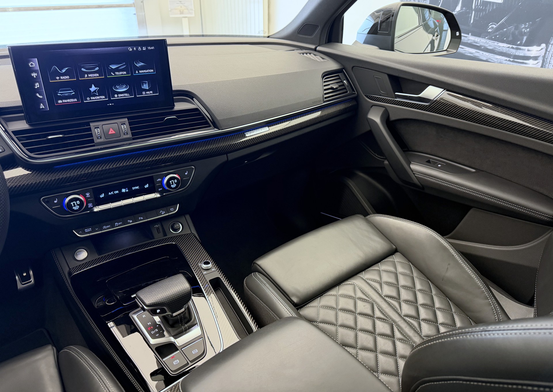 AUDI Q5 40 TDI Black Edition quattro S-tronic-image-17