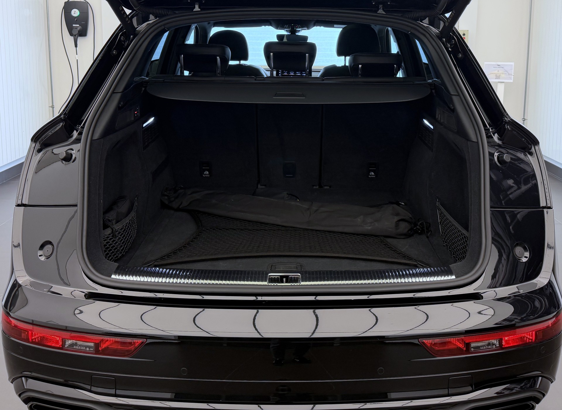 AUDI Q5 40 TDI Black Edition quattro S-tronic-image-23