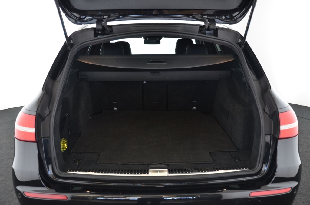 MERCEDES-BENZ E 220 d AMG Line 4Matic 9G-Tronic-image-26