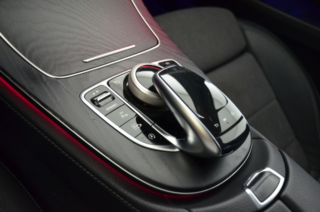 MERCEDES-BENZ E 220 d AMG Line 4Matic 9G-Tronic-image-21