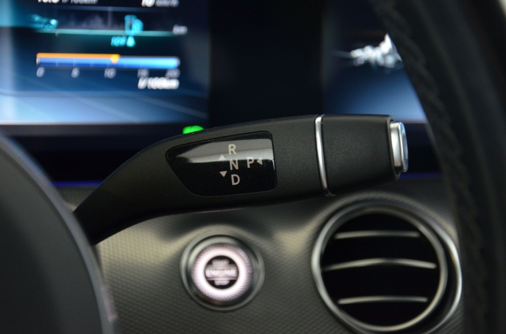 MERCEDES-BENZ E 220 d AMG Line 4Matic 9G-Tronic-image-22