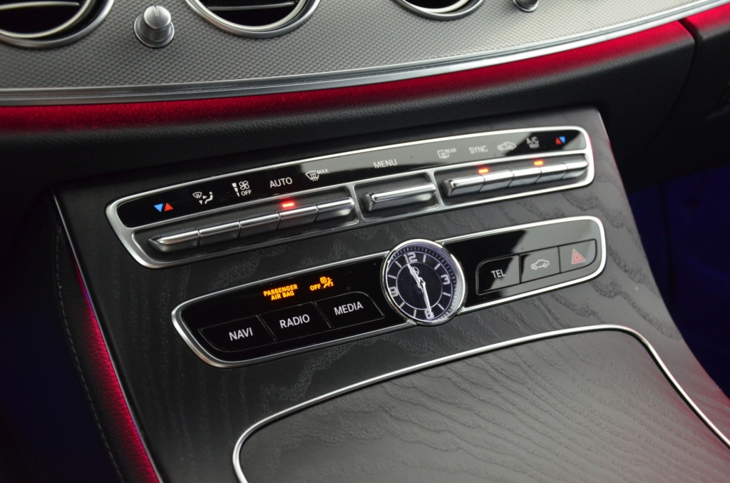 MERCEDES-BENZ E 220 d AMG Line 4Matic 9G-Tronic-image-20