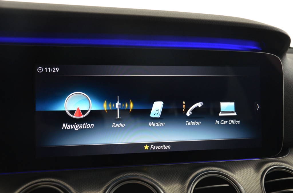 MERCEDES-BENZ E 220 d AMG Line 4Matic 9G-Tronic-image-16