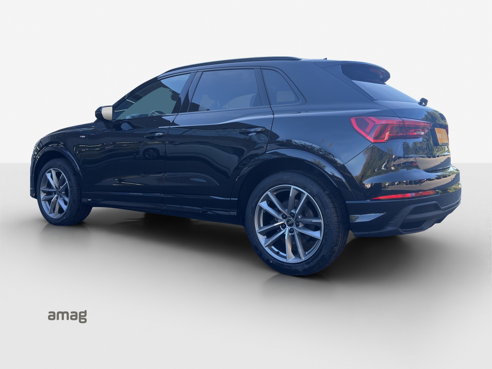 AUDI Q3 40 TDI S line quattro S-tronic-image-2