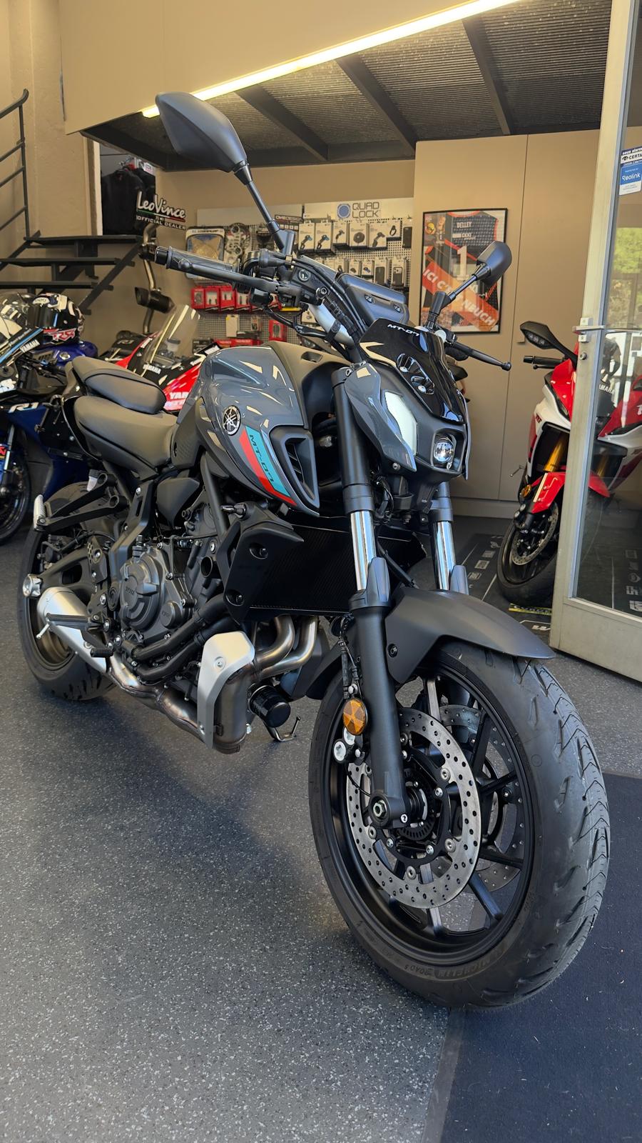YAMAHA MT-07 (35KW) Dark Edition-showroom-element-1