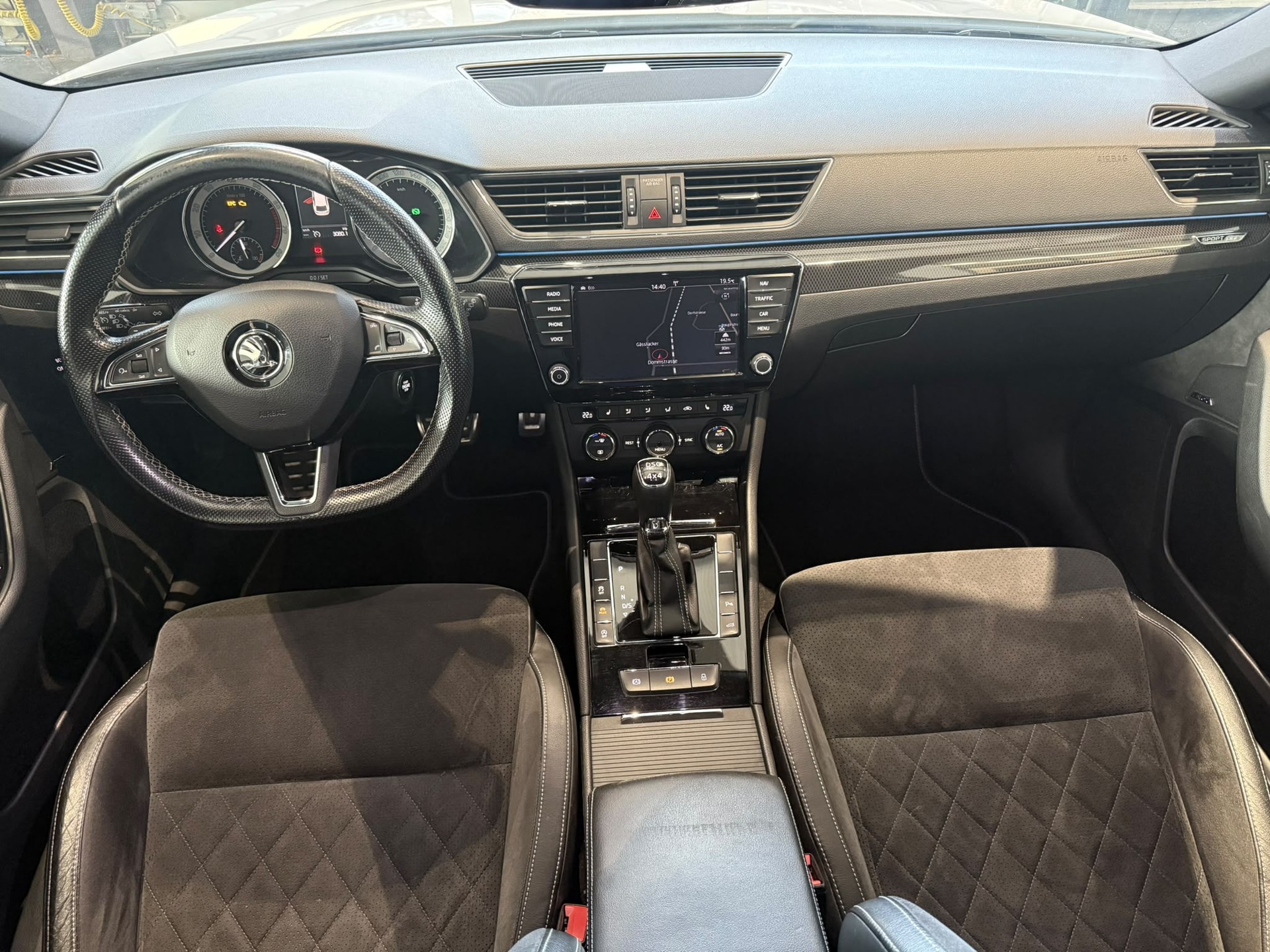 SKODA Superb Combi 2.0 TSI Ambition DSG 4x4-image-9