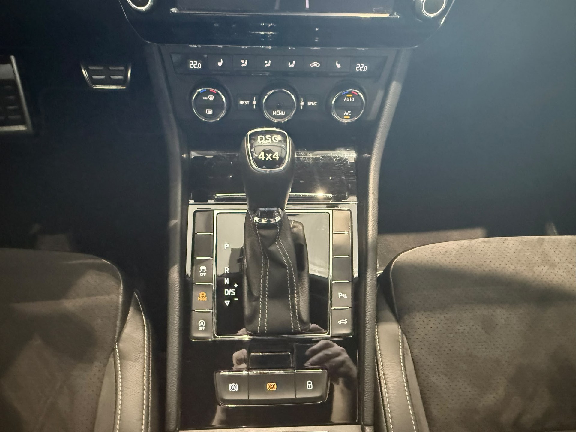 SKODA Superb Combi 2.0 TSI Ambition DSG 4x4-image-13