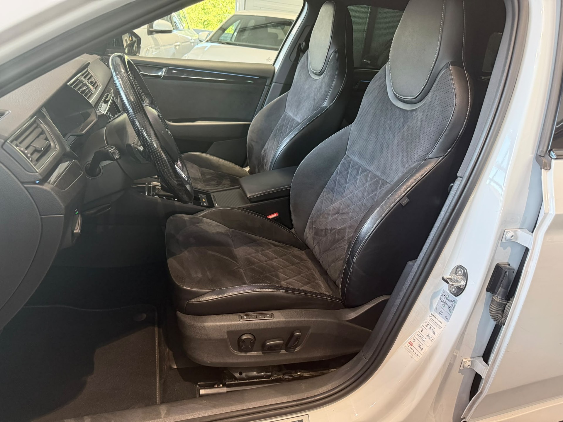 SKODA Superb Combi 2.0 TSI Ambition DSG 4x4-image-7