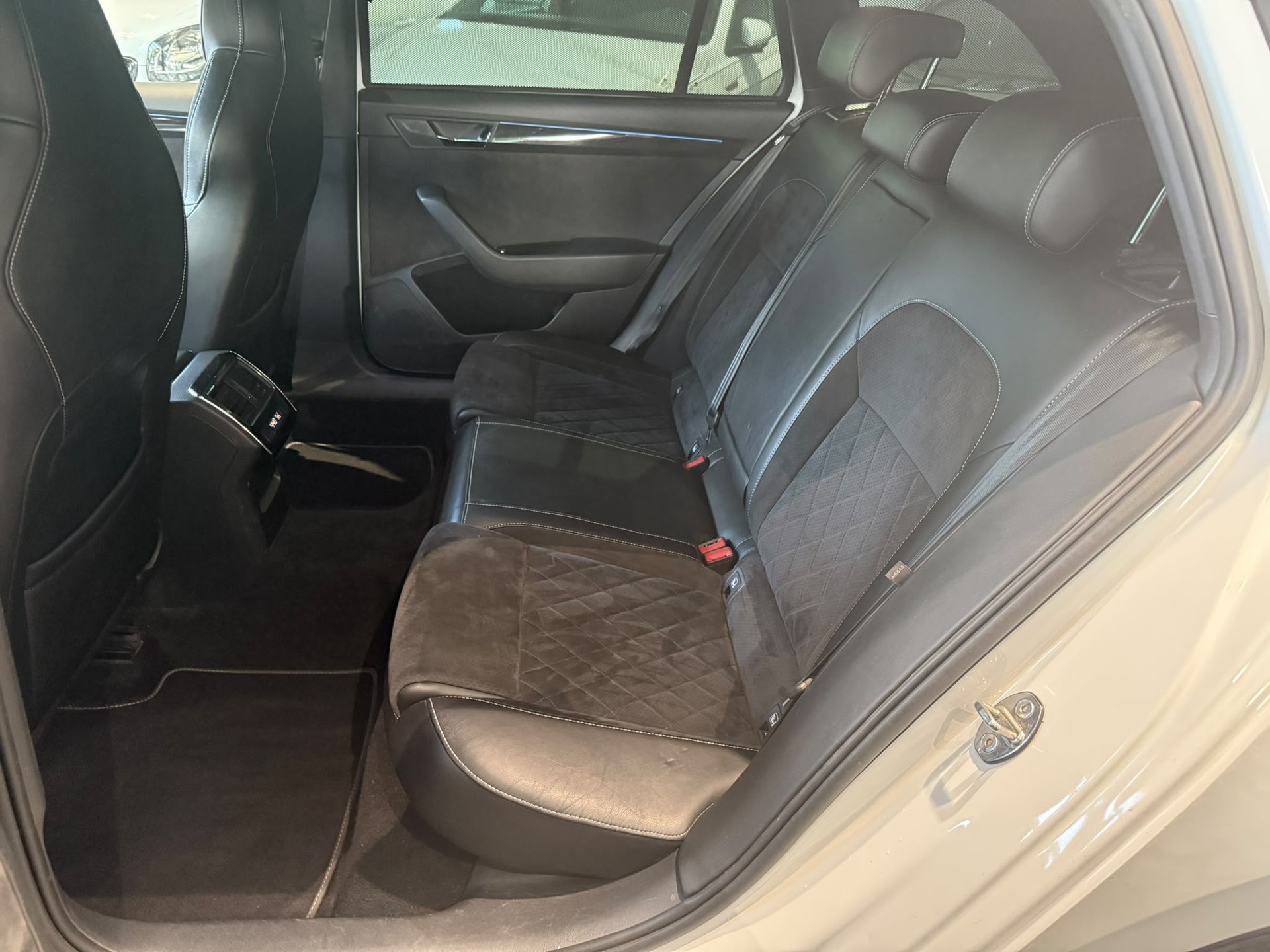 SKODA Superb Combi 2.0 TSI Ambition DSG 4x4-image-8