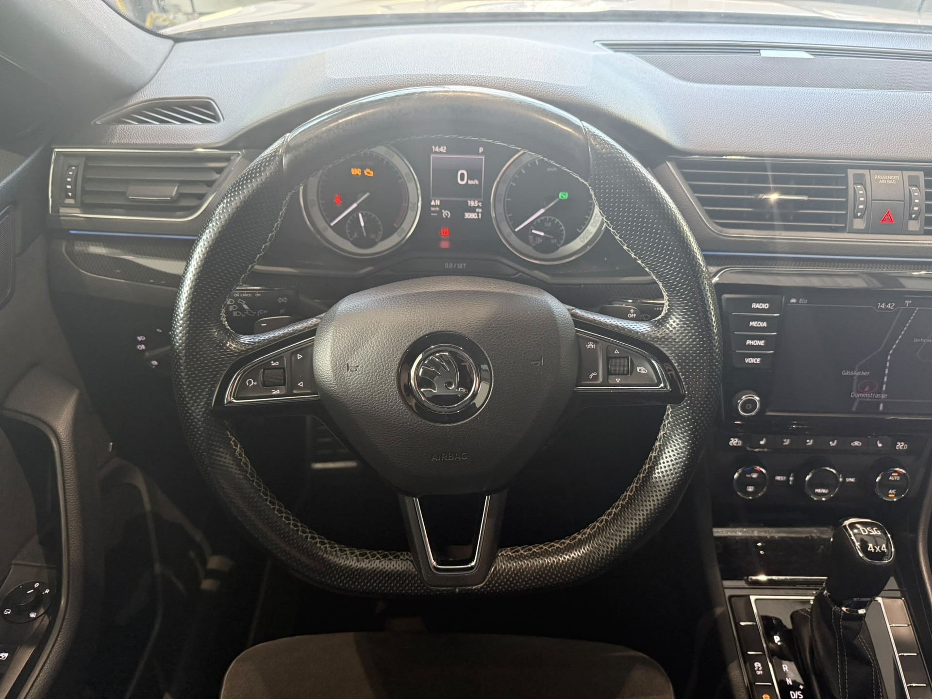 SKODA Superb Combi 2.0 TSI Ambition DSG 4x4-image-11