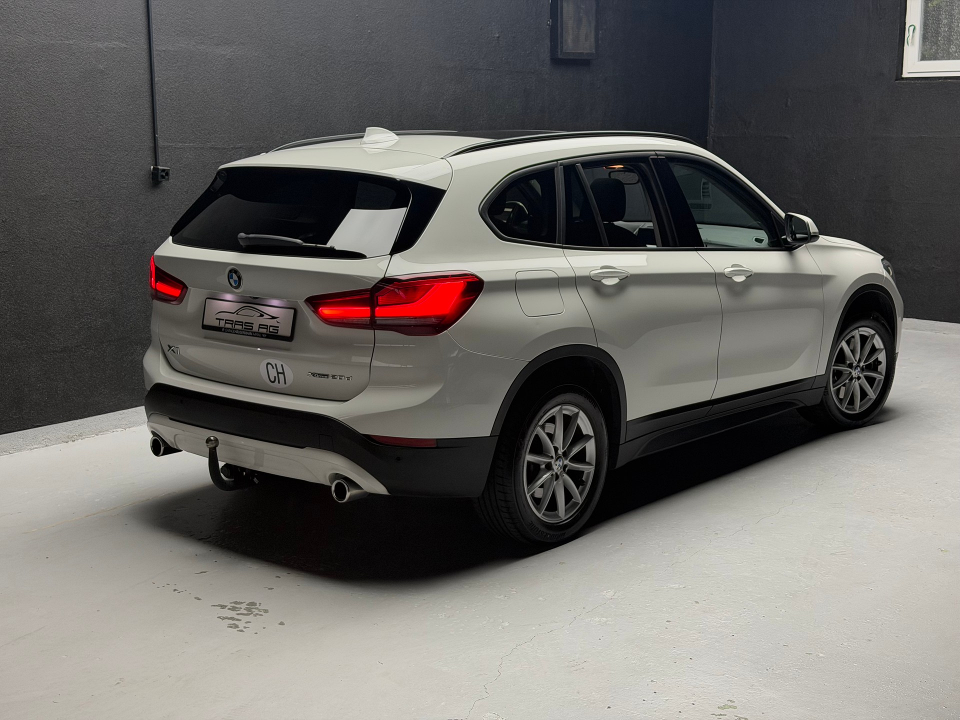 BMW X1 xDrive 20d Travel Edition • Facelift • Panorama-image-1