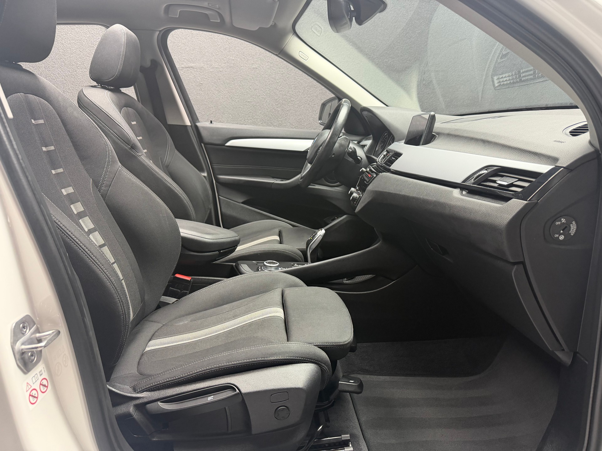 BMW X1 xDrive 20d Travel Edition • Facelift • Panorama-image-8