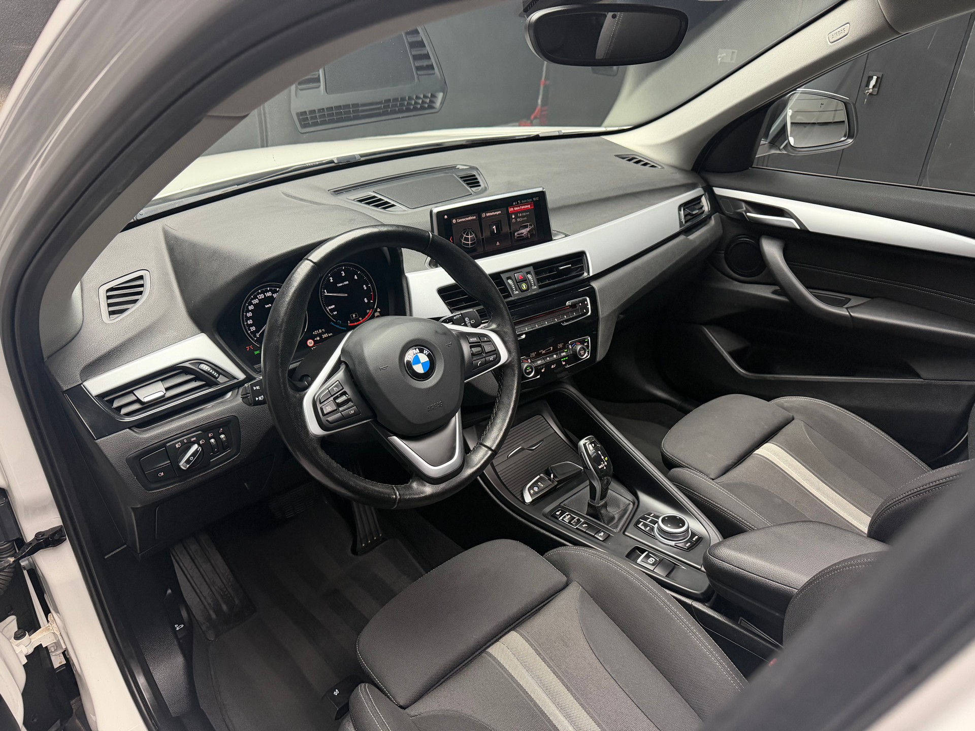 BMW X1 xDrive 20d Travel Edition • Facelift • Panorama-image-6