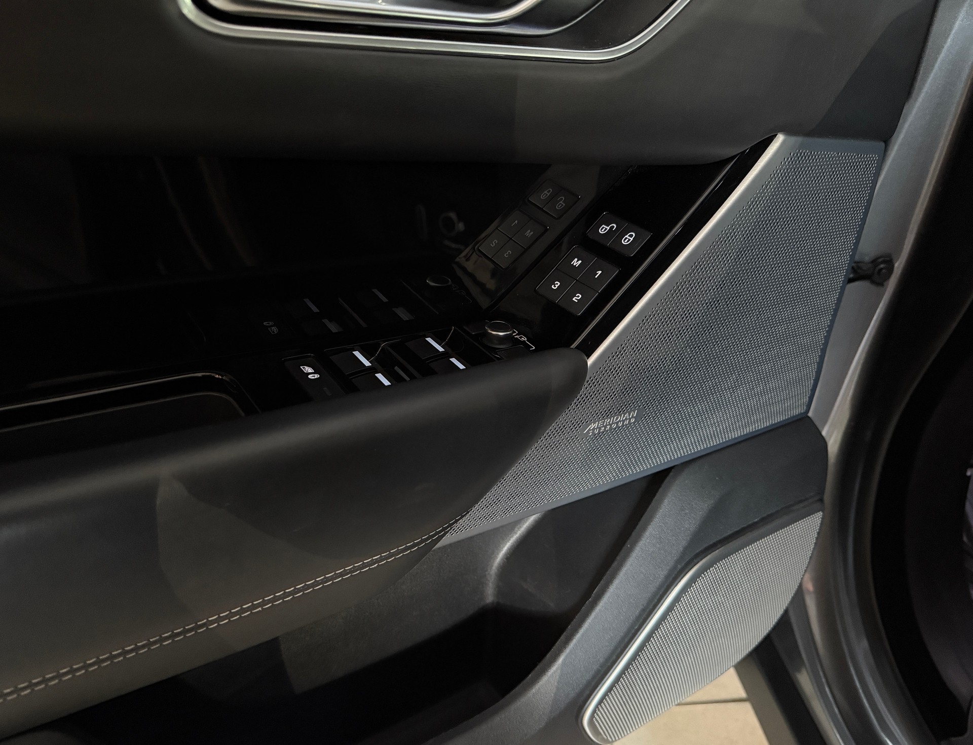 LAND ROVER Range Rover Velar R-Dynamic D 300 HSE Automatic-image-4