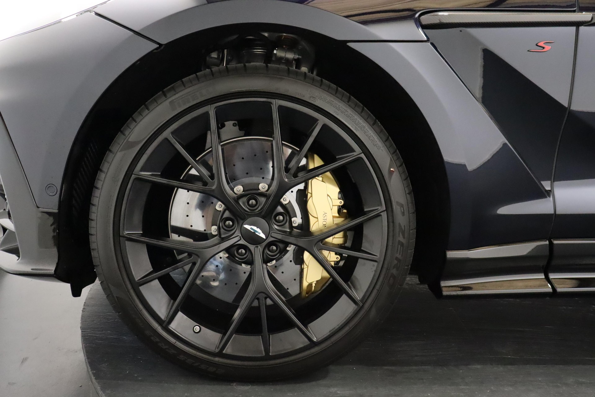 ASTON MARTIN DBX S 4.0 V8 Bi-Turbo-image-19