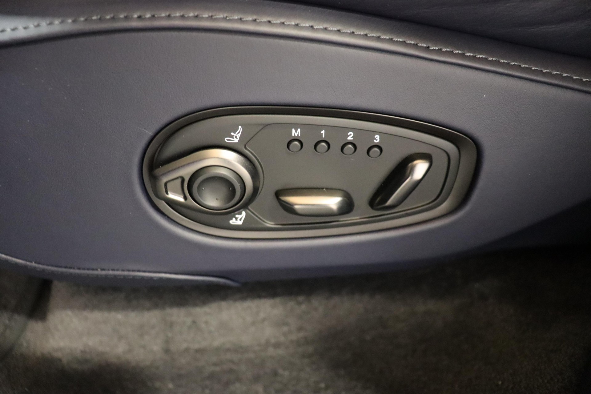 ASTON MARTIN DBX S 4.0 V8 Bi-Turbo-image-17