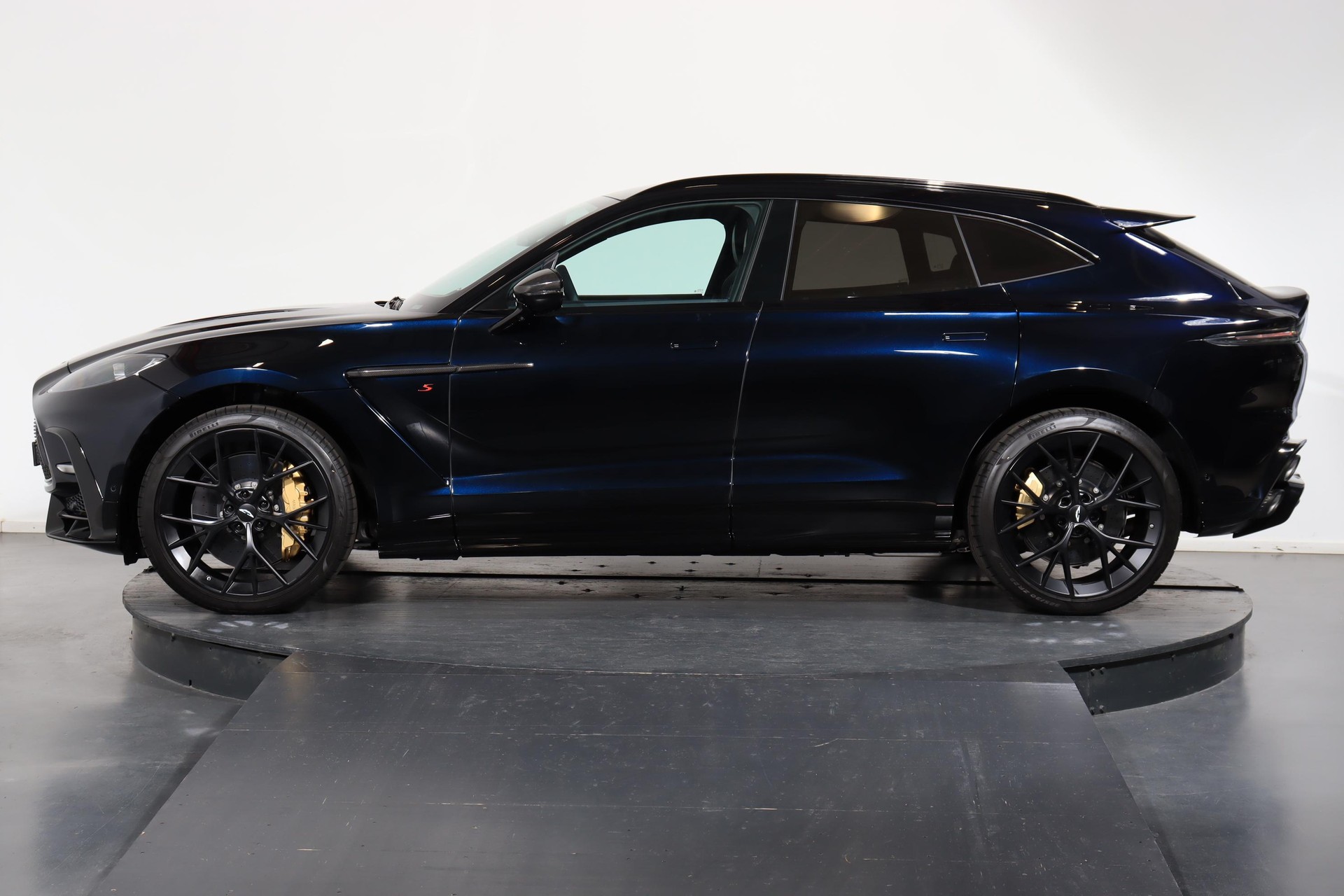 ASTON MARTIN DBX S 4.0 V8 Bi-Turbo-image-4