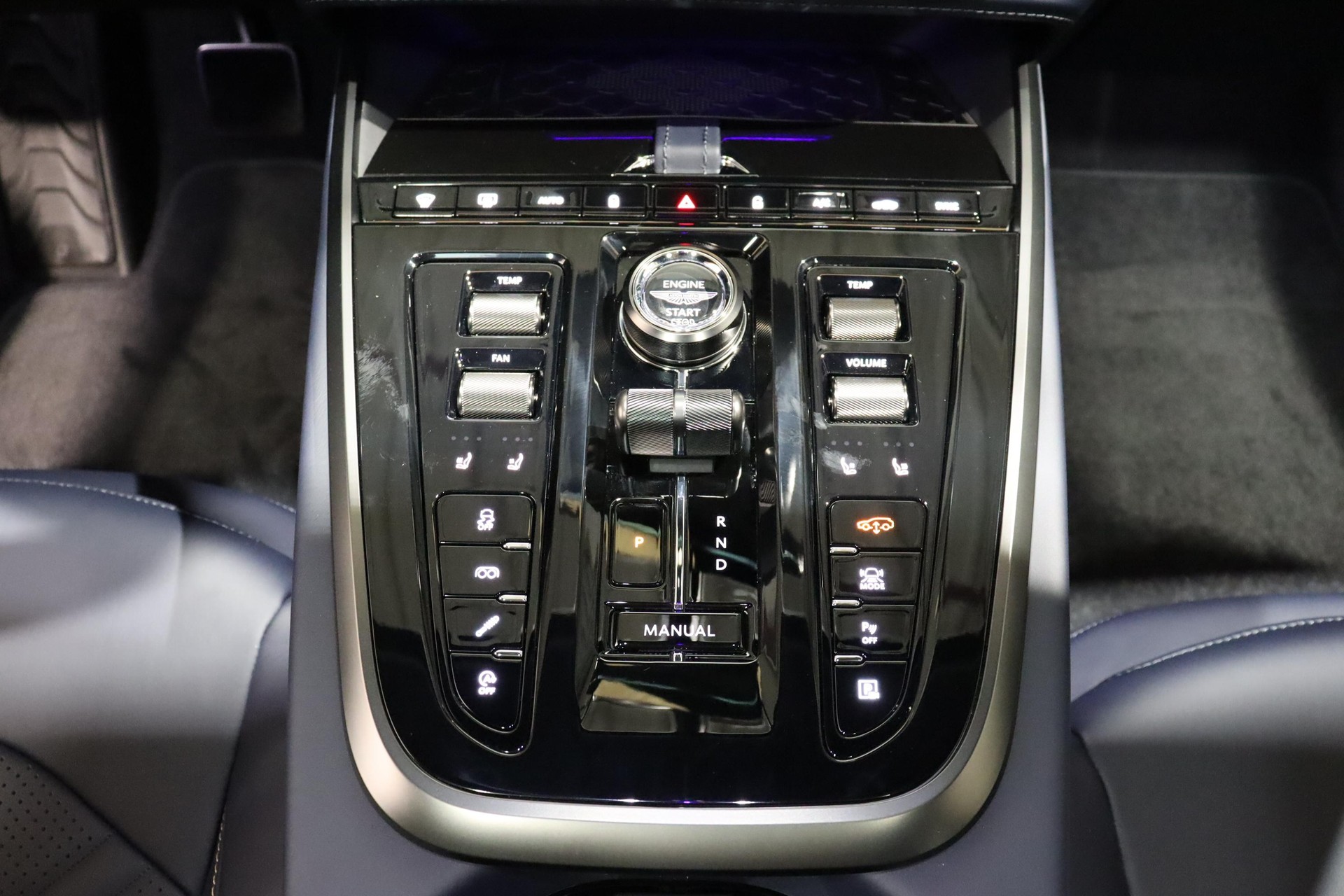 ASTON MARTIN DBX S 4.0 V8 Bi-Turbo-image-9