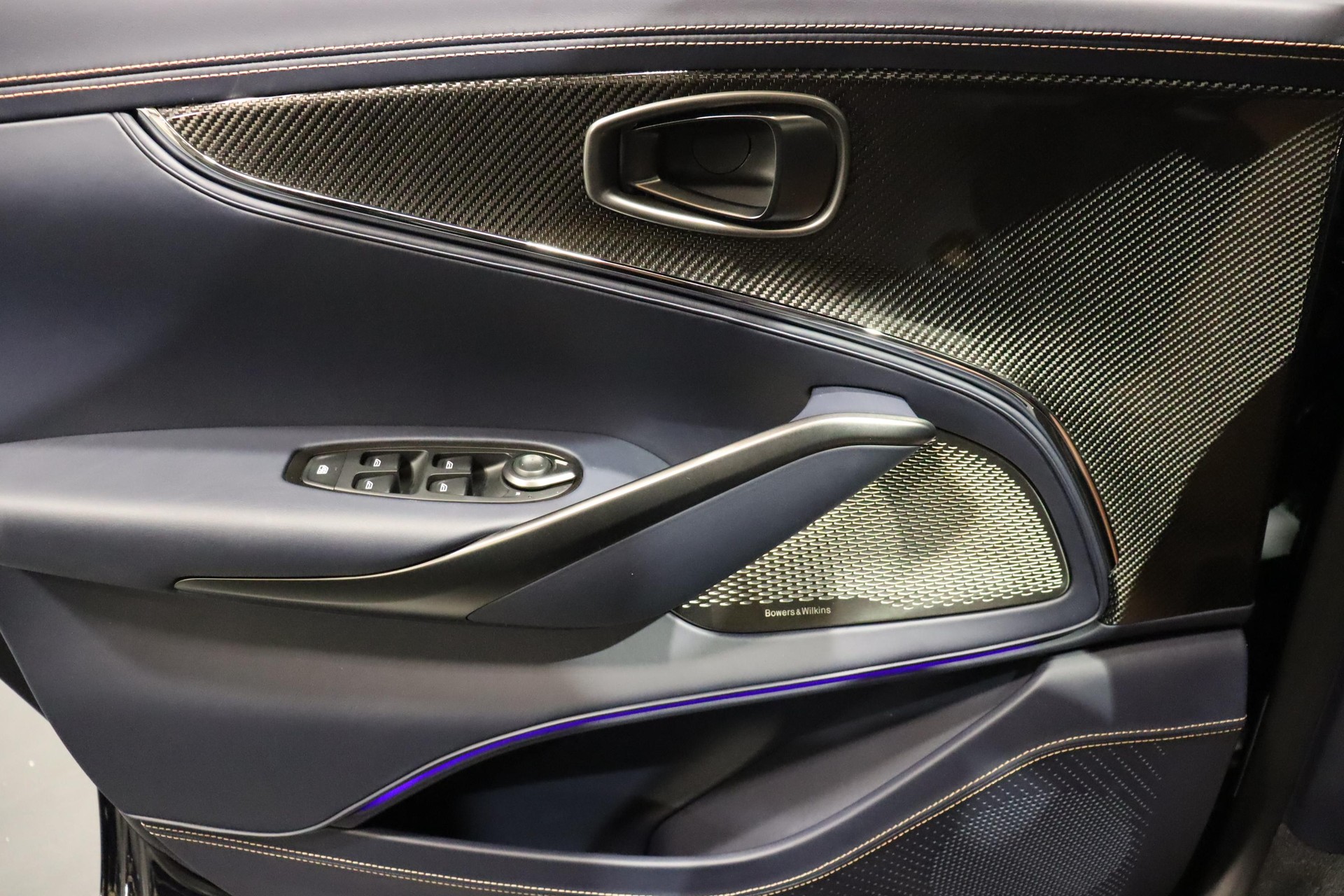 ASTON MARTIN DBX S 4.0 V8 Bi-Turbo-image-16