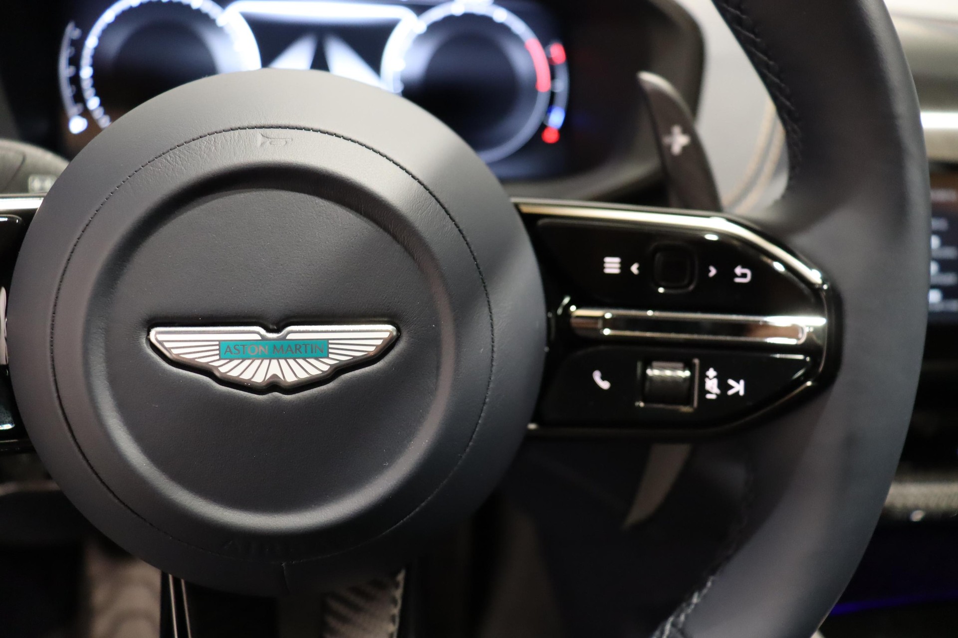 ASTON MARTIN DBX S 4.0 V8 Bi-Turbo-image-13