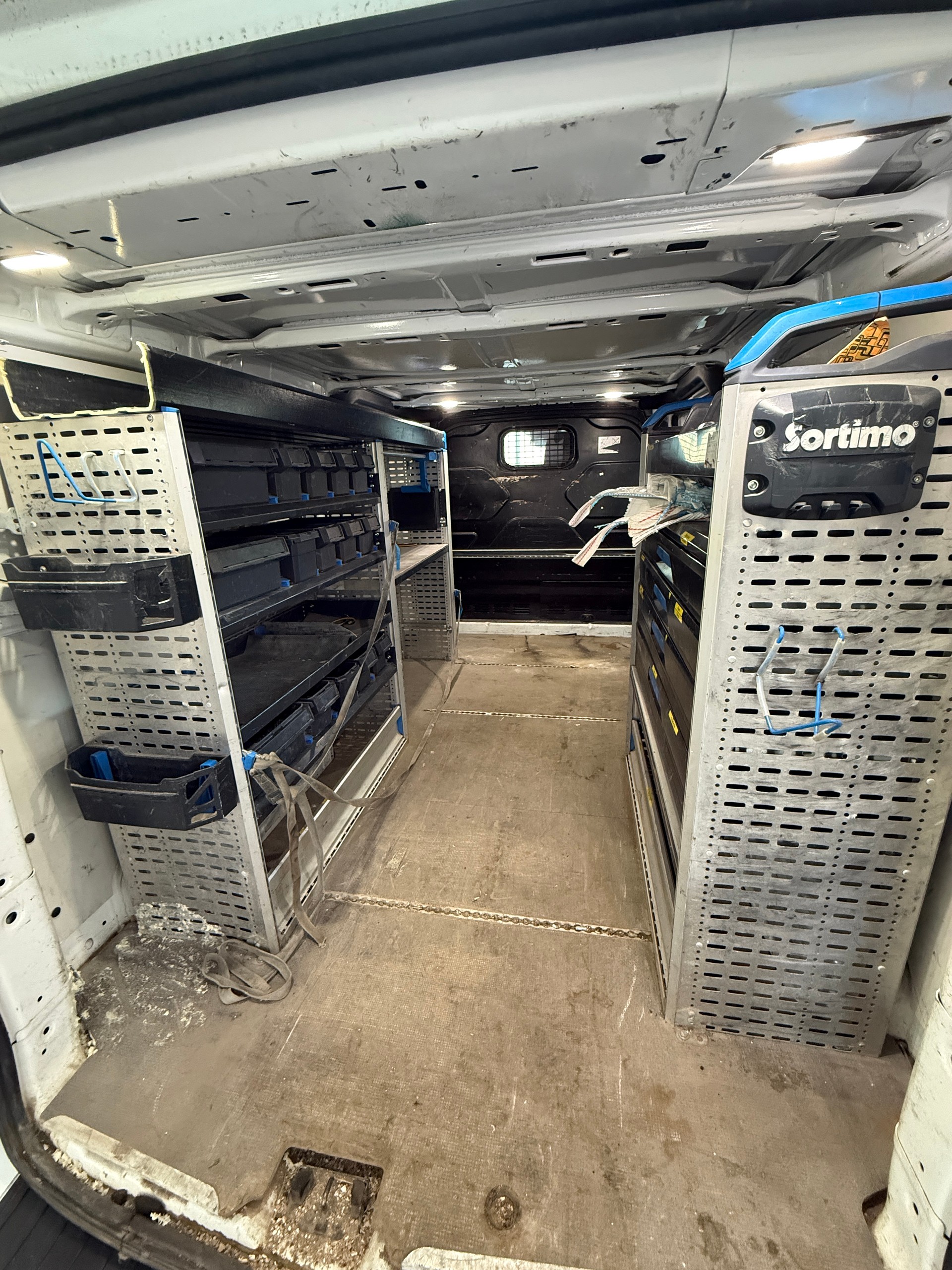 FORD Transit Custom Van 320 L2H1 Trend A-image-13