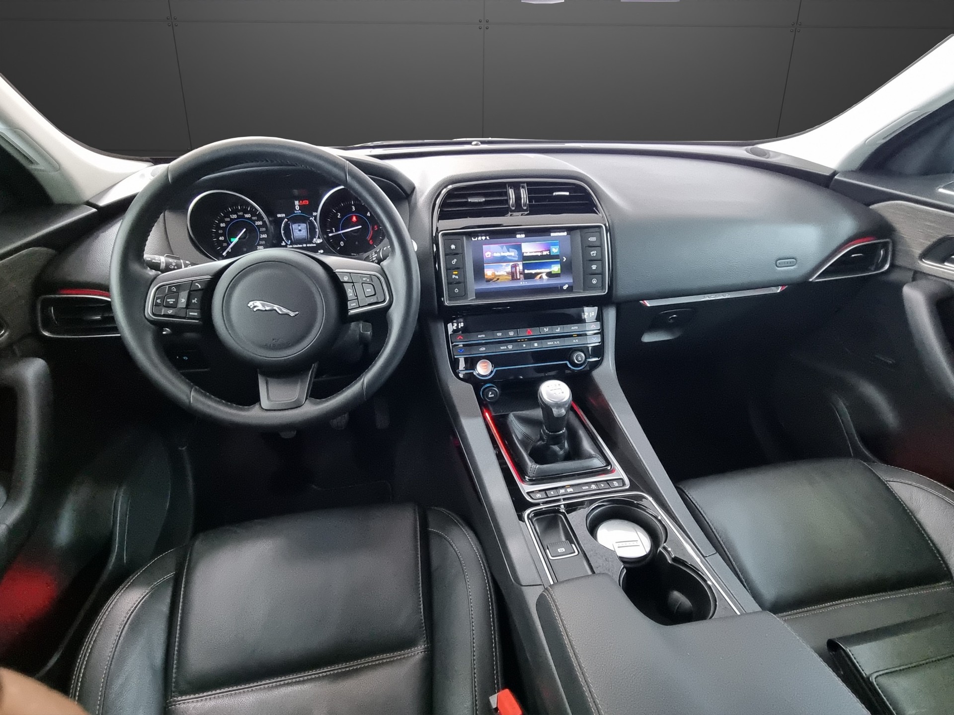 JAGUAR F-Pace 2.0 D 180 Pure AWD-image-7