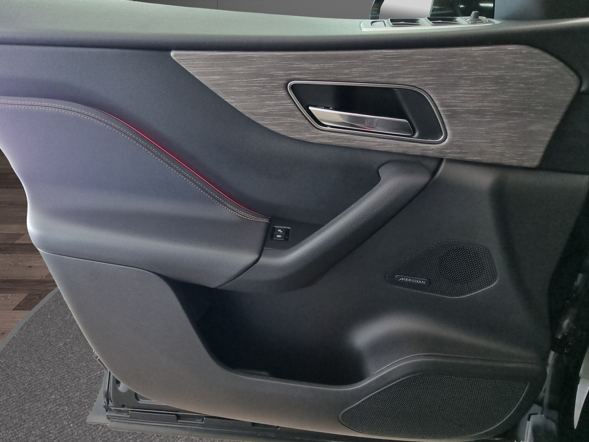 JAGUAR F-Pace 2.0 D 180 Pure AWD-image-11